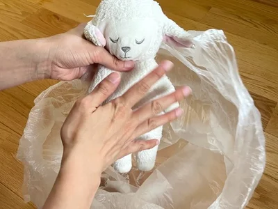 塩とぬいぐるみをしっかりシェイクできたら取り出して（▶次へ）
