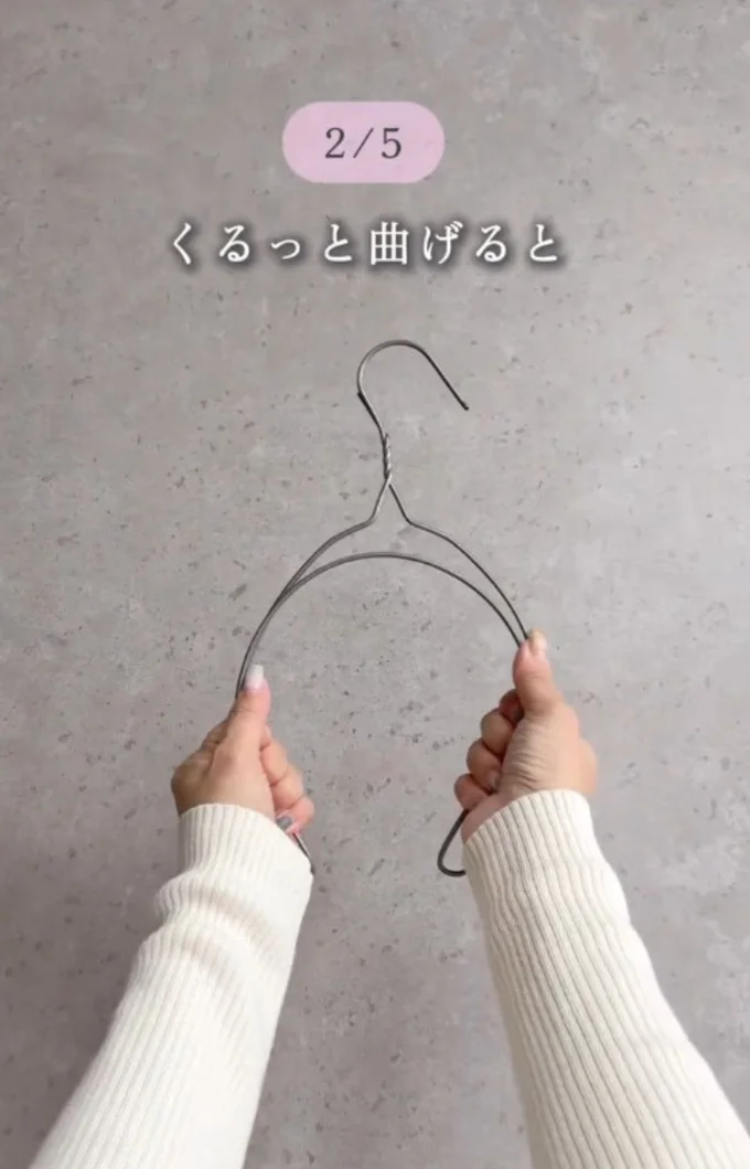 アーム部分を曲げる▶帽子のアジャスター部分の穴に通せば…（⇒次へ）