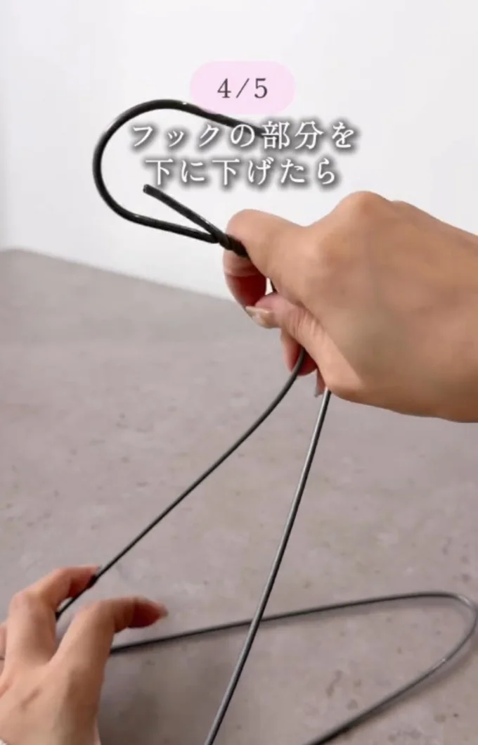 フック部分を下に曲げる▶バナナを引っ掛けたら…（⇒次へ）