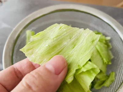 洗ったレタスに水分が残っていると、サラダの美味しさが半減…（▶用意するものは？）