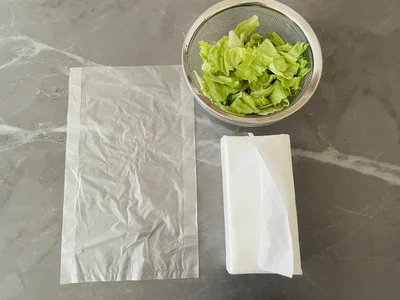 洗った野菜とポリ袋、キッチンペーパーで簡単に水切りができる（▶どうやって？）
