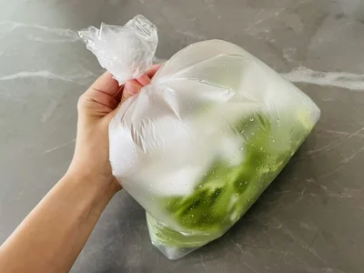 ポリ袋にしっかり空気を含ませて、口をしばる（▶次へ）
