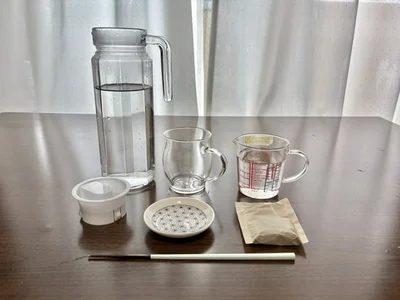 まずは、耐熱マグカップ、水、麦茶パック、ピッチャー、耐熱平皿、お箸を準備（▶手順は？）