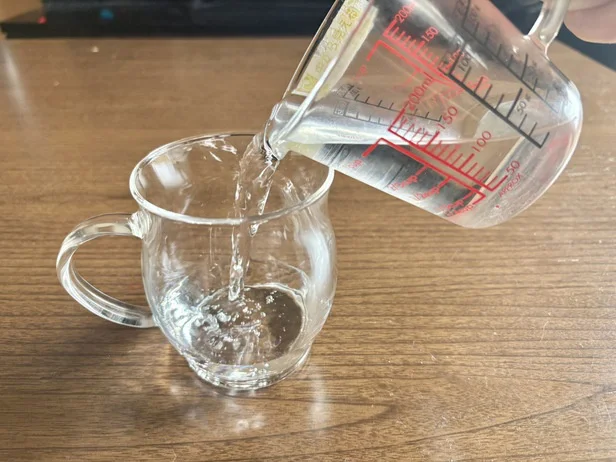 耐熱マグカップに水を入れます(▶次へ)