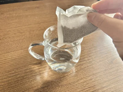 麦茶パックを水が入った耐熱マグカップに入れます（▶次へ）