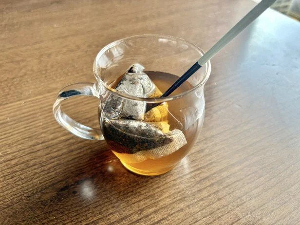 麦茶パックをお箸などで沈めます(▶次へ)