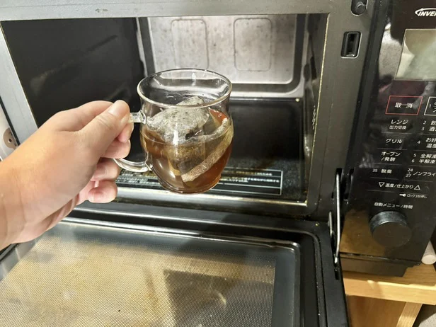 電子レンジに耐熱マグカップを入れ…(▶次へ)