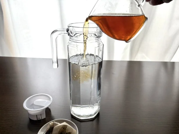 水800mlが入った1Lのピッチャーに濃縮麦茶を注いで…(▶次へ)
