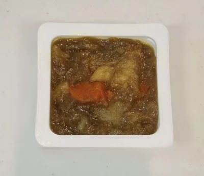 洗って乾燥させた豆腐パックにカレーを入れて…（▶次へ）