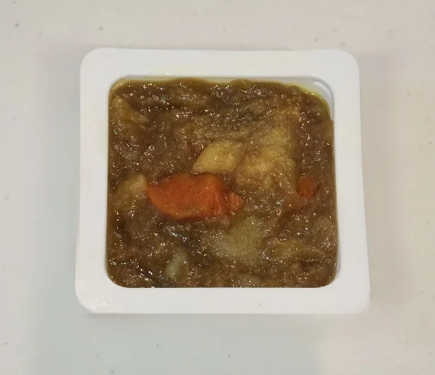 洗って乾燥させた豆腐パックにカレーを入れて…（▶次へ）