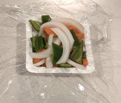 料理にサッと加えられる便利なカット野菜も冷凍できる（▶次へ）