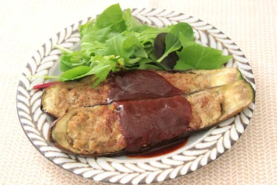 器にも肉だねにもなすたっぷり！　ボート型で見た目も楽しいジューシーな「なすハンバーグ」！