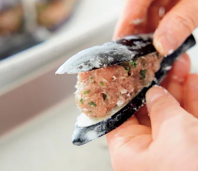 肉だねをなすの切れ込みにはさみ、なすと肉だねを密着させるようにして軽く押さえる