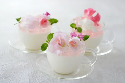 【写真】食用バラのおかげでいつものお菓子がいっそう美しく華やかに