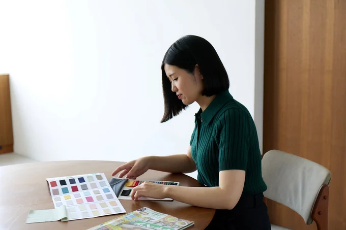 「生地は厚くしすぎず、でも決してチープに見えないものを探しました」