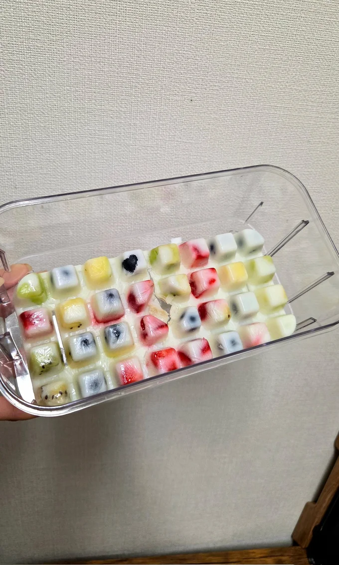 ヨーグルトで作るアイス▶作り方は…(⇒次へ)