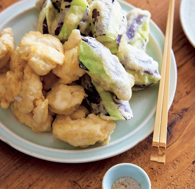 サクサクのころもと、とろりとしたなすが抜群の相性「なすとささ身の天ぷら」【夏野菜の最強レシピ】