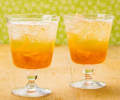「濃い目に作った紅茶＋強炭酸水＋お好きなジャム」で作るティーソーダは色々なアレンジが楽しめます！▶レモンジャムを使ったレシピもあります（⇒次へ）