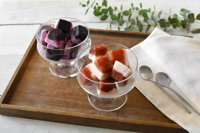 製氷皿に「ヨーグルト＋まるごと果実」を入れて凍らせるだけでOK▶このように作ります（⇒次へ）