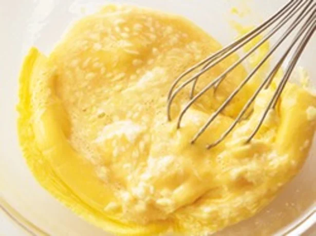 加熱して少し固まった卵液を、泡立て器でとろりと半熟状になるまでよく混ぜて。