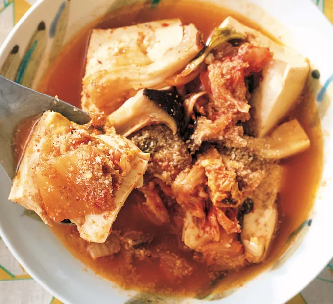 豆腐にキムチのうまみと辛みがしみしみ「きのこ入りキムチ豆腐」