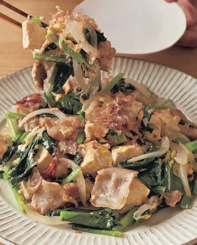 おかかは2回に分けて加え、風味を生かして「豚肉と小松菜の塩チャンプルー」