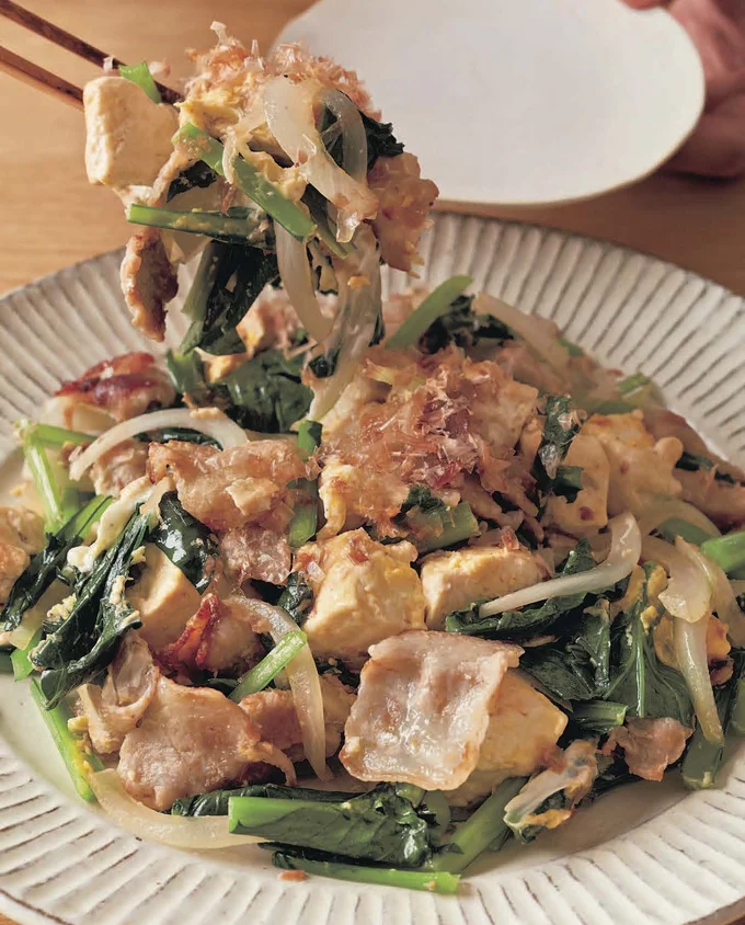 おかかは2回に分けて加え、風味を生かして「豚肉と小松菜の塩チャンプルー」