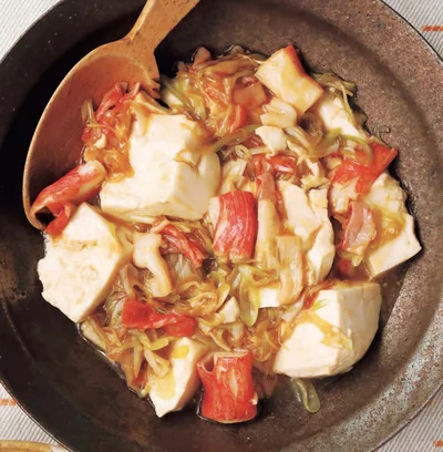 豆腐は大きめにすくい、つるりとした舌ざわりを楽しむ「豆腐とねぎのとろみ炒め」