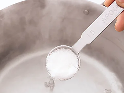  塩を入れるとパスタにソースをからめた時に水っぽくなるのを防げます