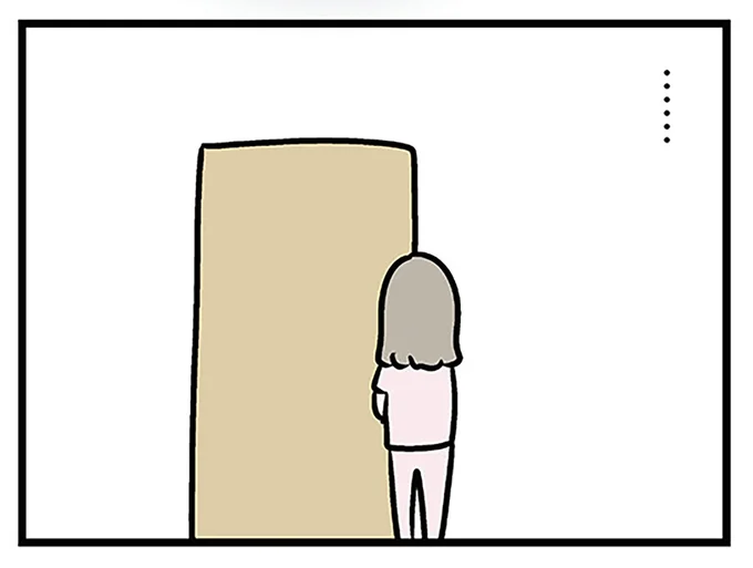 寝室のドアの前で