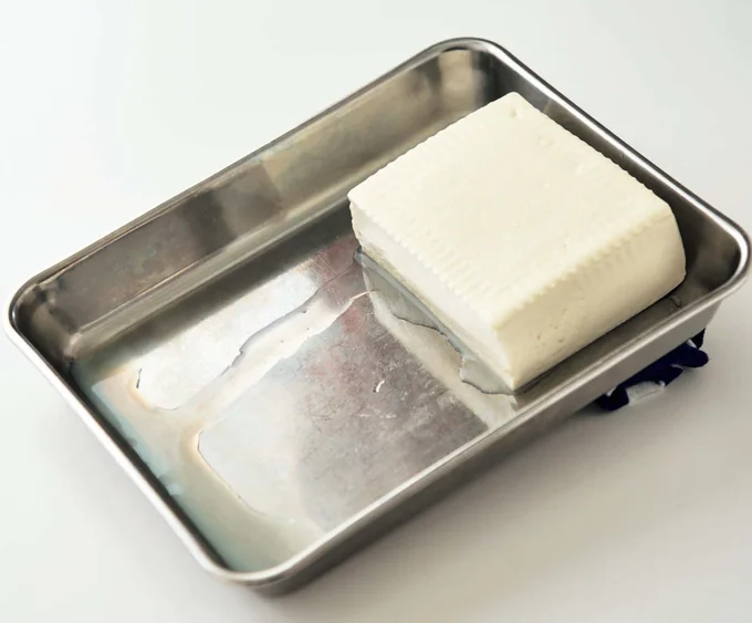 豆腐は高低差をつけたバットで水切りを