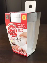 小麦粉ドバーッ問題が100円で解決！ 簡単にふりふりできるストッカー見～つけた！