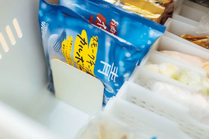市販の冷凍食品はブックエンドで立てる