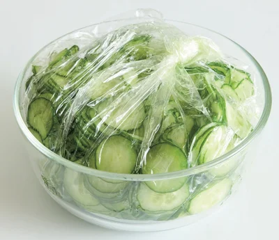 塩味つきだから応用範囲が広い「薄切りきゅうりの塩もみ」と食べ方アイデア2品【夏野菜の最強レシピ】
