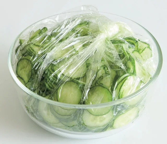塩味つきだから応用範囲が広い「薄切りきゅうりの塩もみ」と食べ方アイデア2品【夏野菜の最強レシピ】