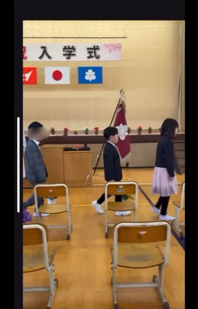 入学式に入場してきた、新一年生たち（⇒次へ）