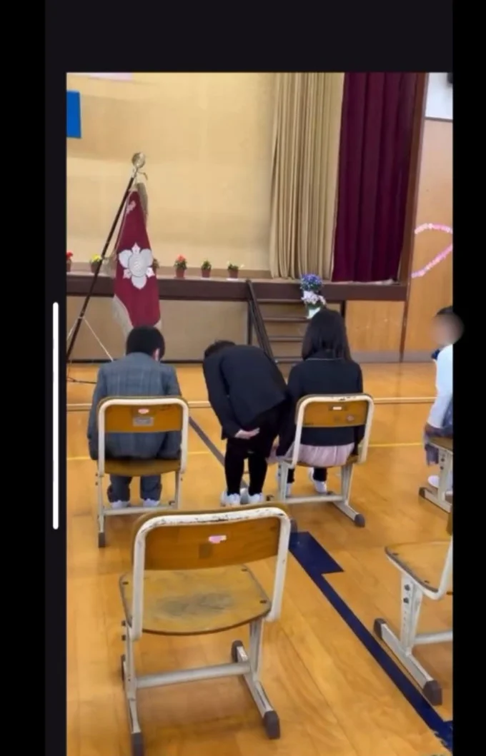 「あれ!?椅子がない…?」▶隣の子が教えてくれるも…(⇒次へ)