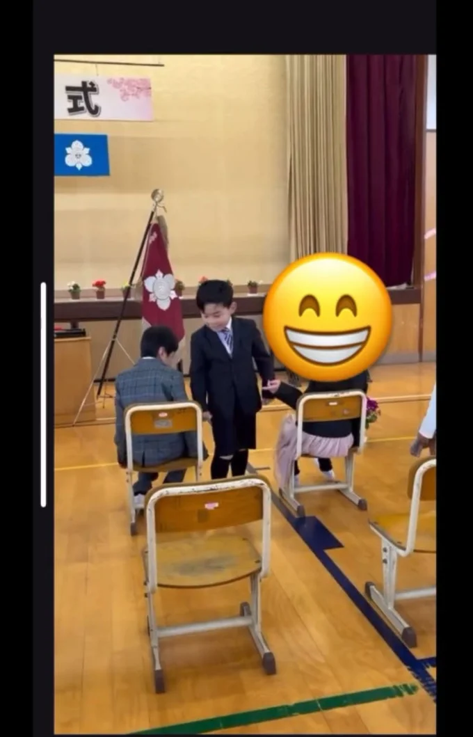 別の子が着席中▶その様子に…(⇒次へ)