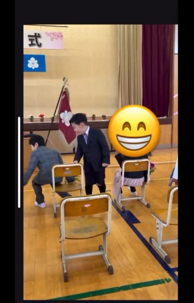 席を譲ってくれる着席中の子▶ようやく自分の席に着き…(⇒次へ)