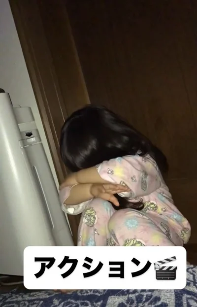 膝を抱え、泣いている…▶どうしたのかな？（⇒次へ）