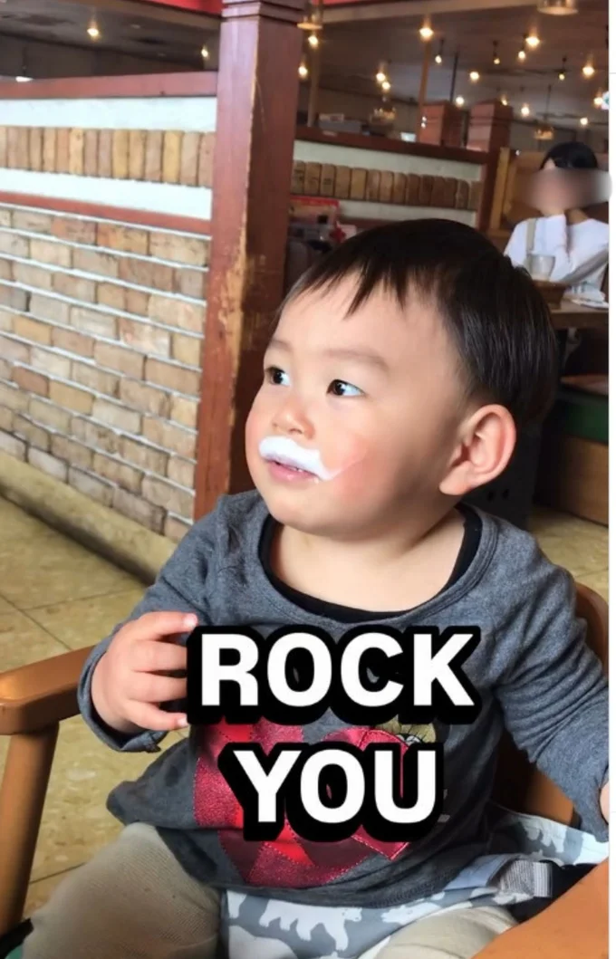 じっと見つめている▶楽しくなり…(⇒次へ)