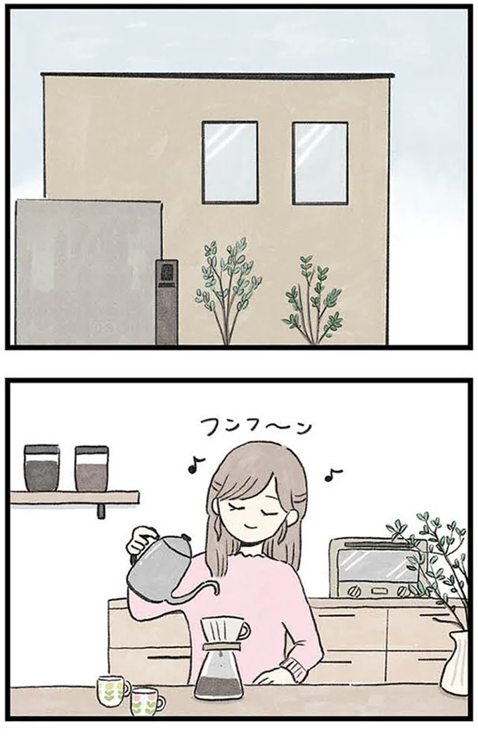 コーヒーを入れる女性