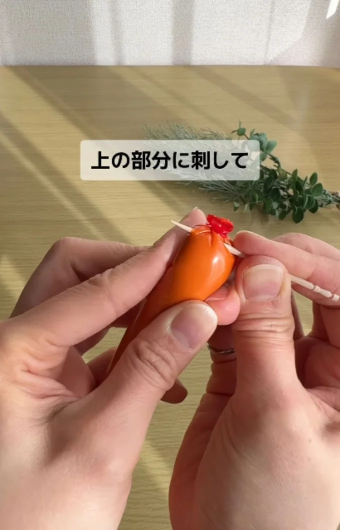 ソーセージの端に爪楊枝を刺して手前に回すと簡単にフィルムが破ける▶蒸し器いらず!?(⇒次へ)