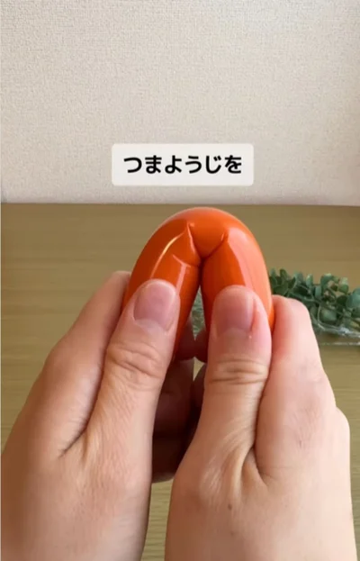 魚肉ソーセージを半分に折って爪楊枝を刺すと開封できる（⇒次へ）