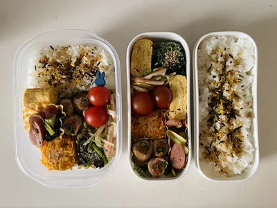 豚肉の野菜巻きの入ったお弁当▶（⇒次からは、第11回新コミックエッセイプチ大賞受賞作！毎日のごはんを作るなかで自分を取り戻していくコミックエッセイ『心曇る日はご自愛ごはんを』が読めます）
