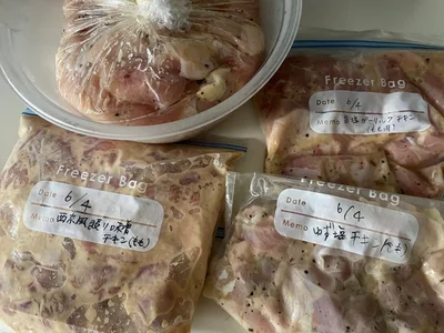 下味をつけて冷凍されるお肉たち▶小分けにすればお弁当に便利！（⇒次へ）