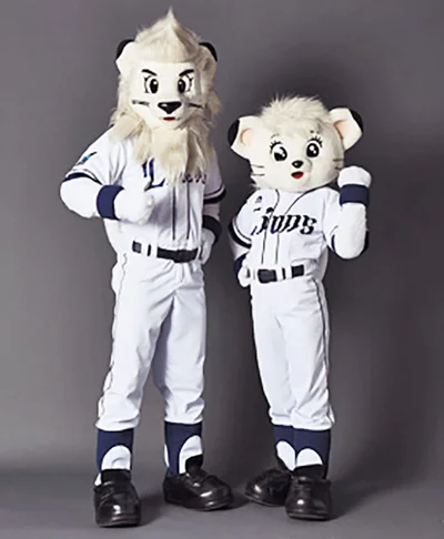 埼玉西武ライオンズのマスコット、レオ(左)とライナ(右)