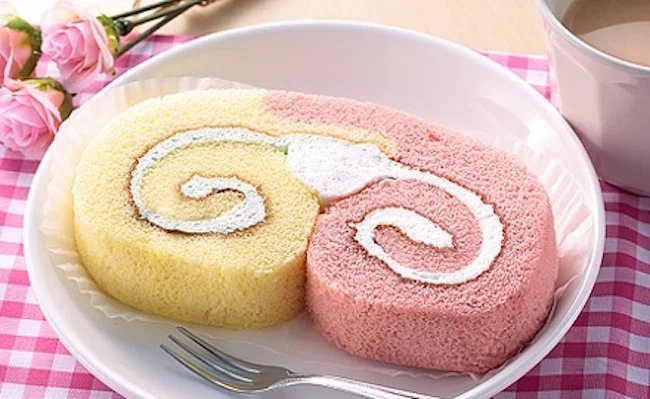 2つのケーキがドッキング!「2色のロールケーキ(いちごとメロン)」