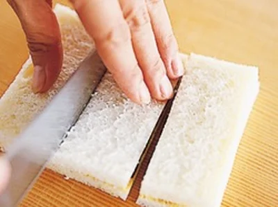 パンをつぶさずに、形がくずれないように切るには、やさしく何度か押したり引いたりしながら包丁を下ろすとよい。パン切りナイフではなく、よく切れる包丁を使って9等分にする。