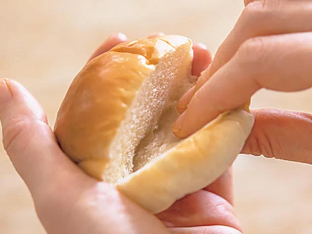 パンの断面は、奥まで指でぎゅっとつまんで具を入れやすくしておく